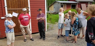 Kyläyhteisöstä väkeä tutustumassa